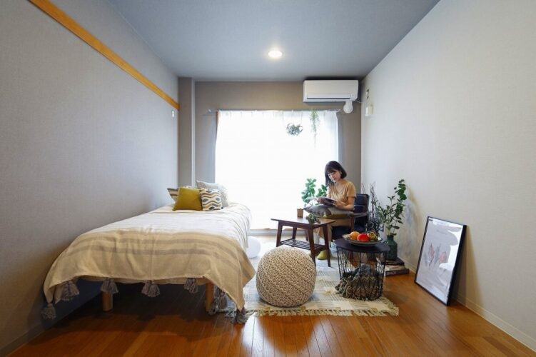 シンプルな部屋でくつろぐ女性の画像