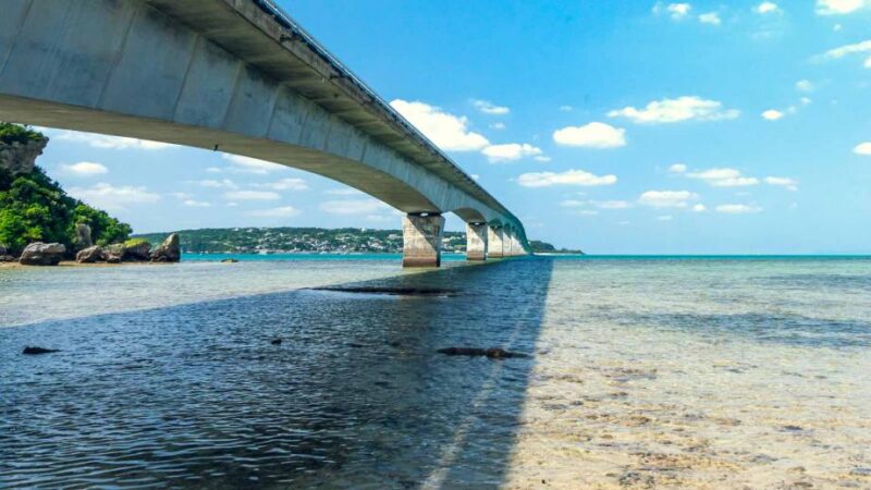 古宇利島に架かる大きく長い橋の画像