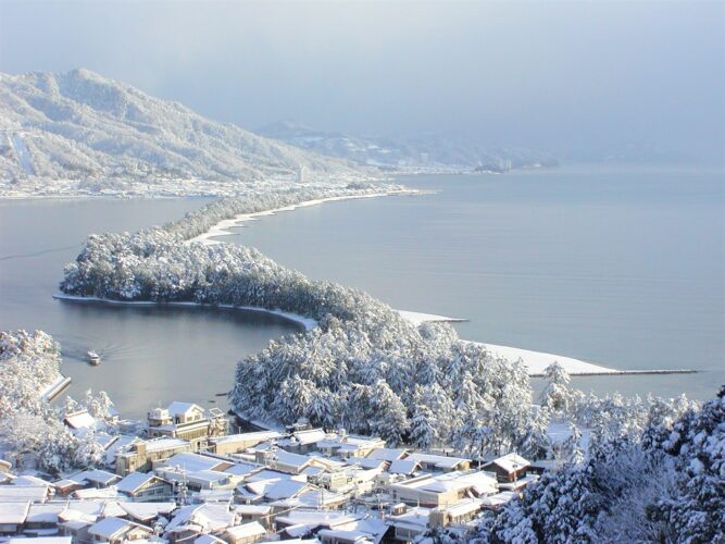 冬の天橋立。雪にあった松林と日本海が広がる絶景。