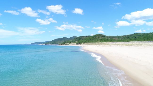 空と透明な海が広がる青い琴引浜